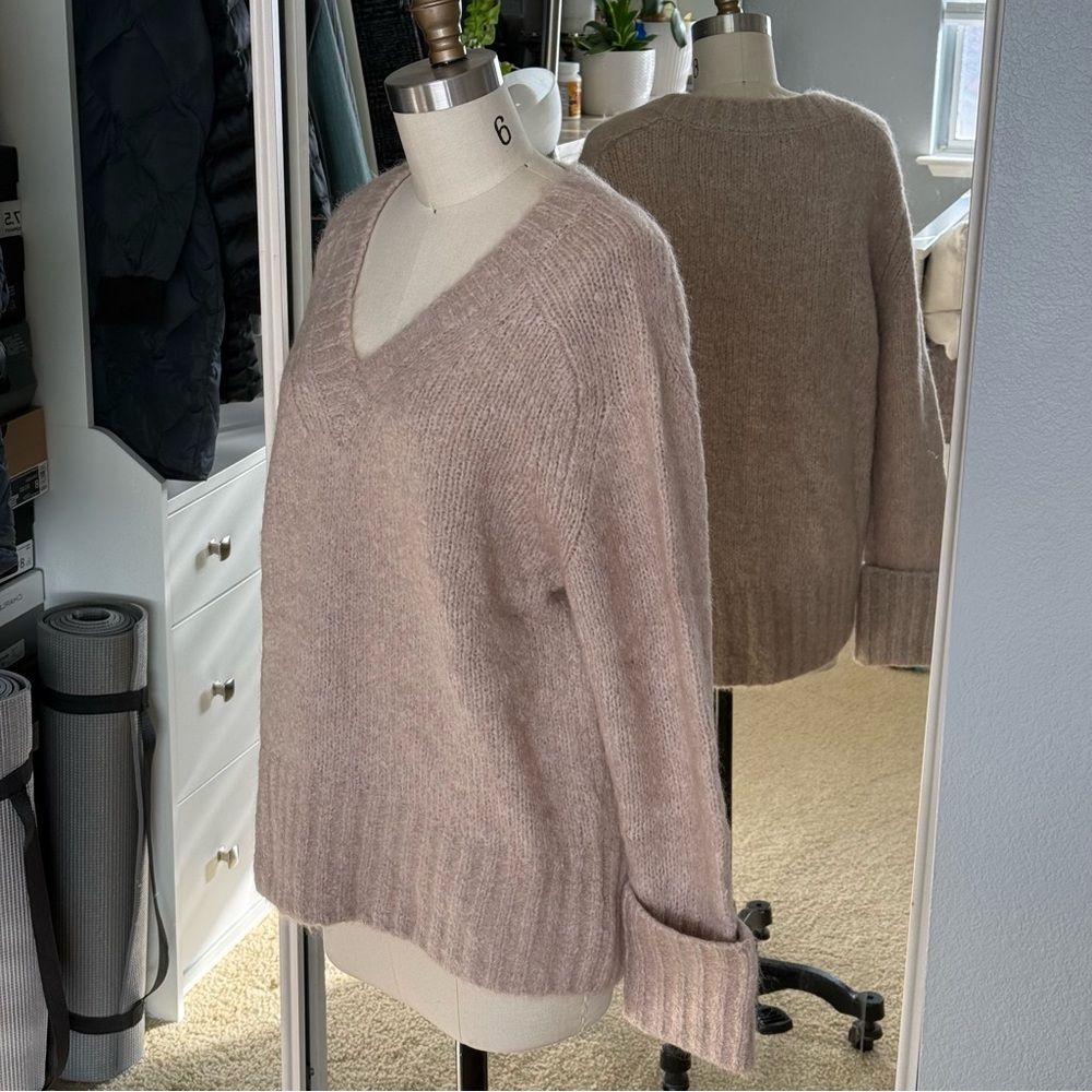 NWT Banana Republic Fluffy Relaxed Stone Sweater Size: S - Picture 6 of 8